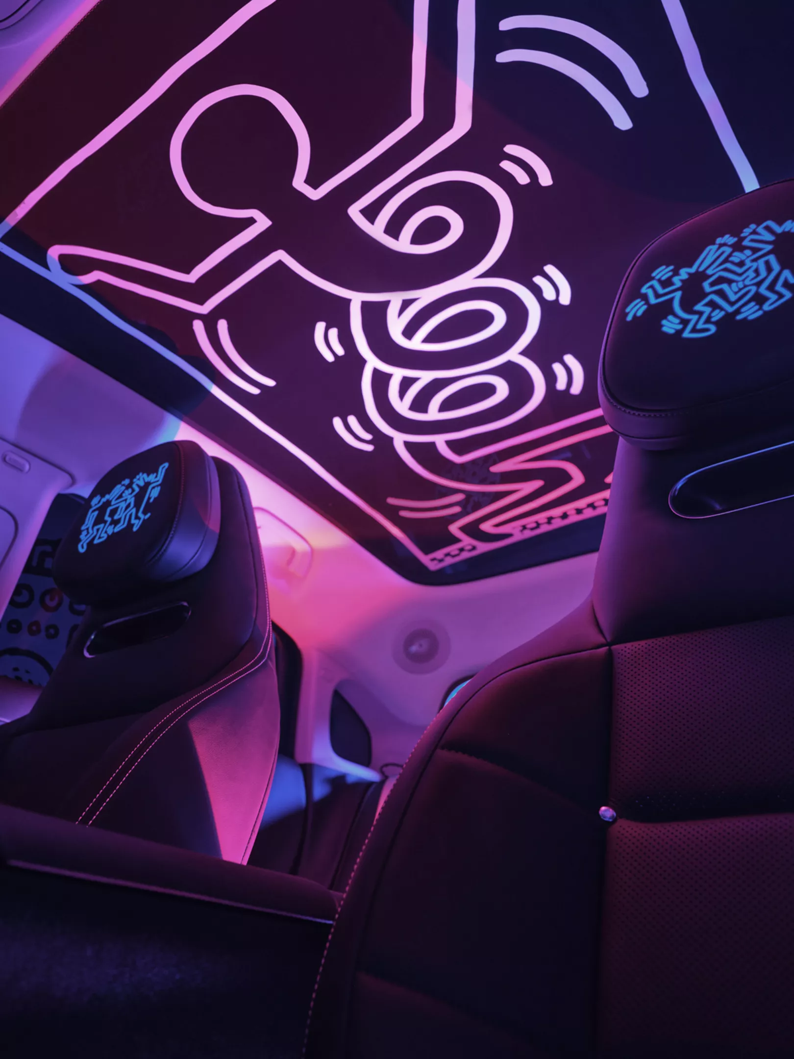Interior da smart #3 Keith Haring Edition com forro decorado
