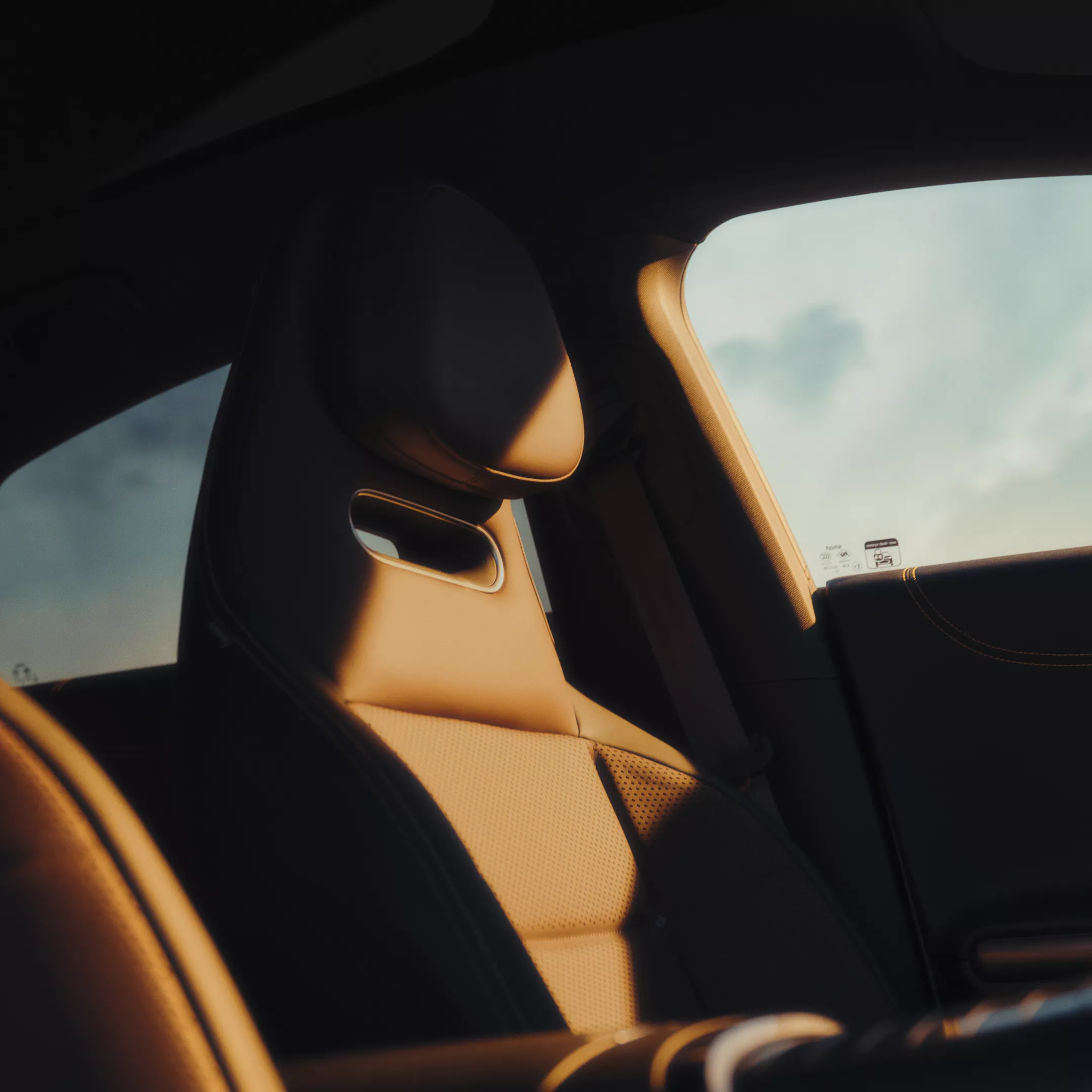 Interior do smart #3, bancos e vista para o céu